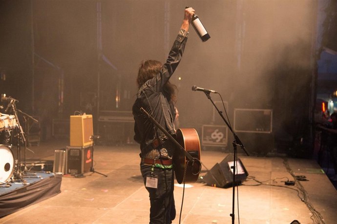 Javier Vielba, de Arizona Baby, muestra una botella de Ribera