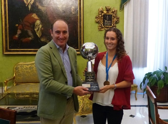 La campeona del mundo de vela junto al alcalde de Granada en funciones.
