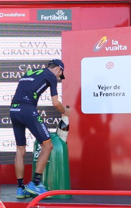 Alejandro Valverde reciclando vidrio tras ganar en Vejer de la Frontera