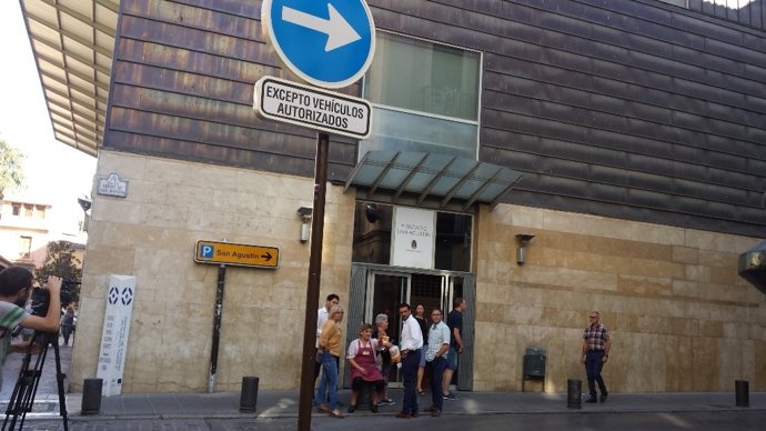 Concejales del grupo socialista junto al mercado de San Agustín.