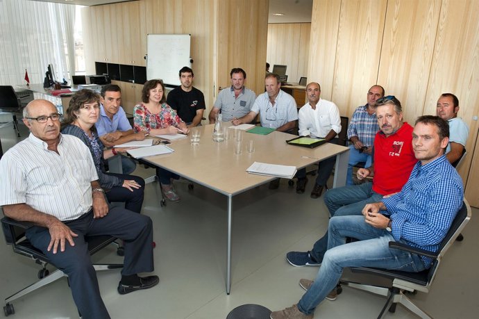 La consejera Elizalde junto a los representantes del sector agrario