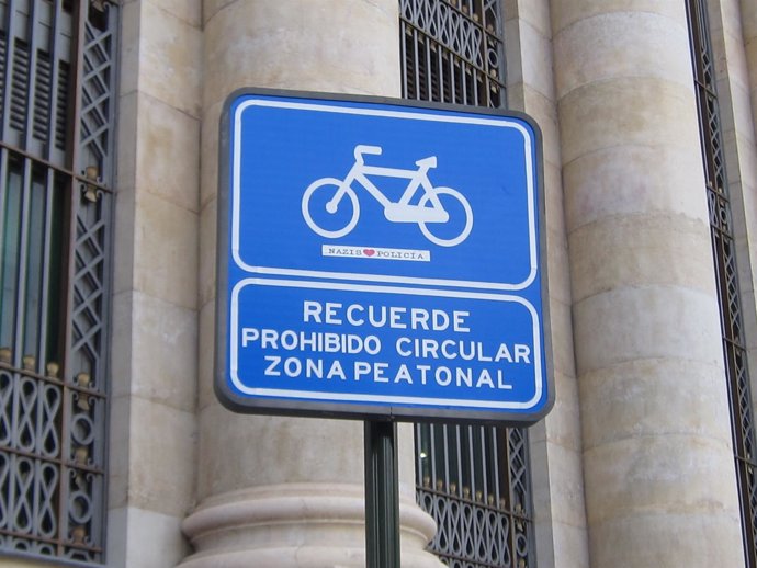 Cartel prohibido circular bicis