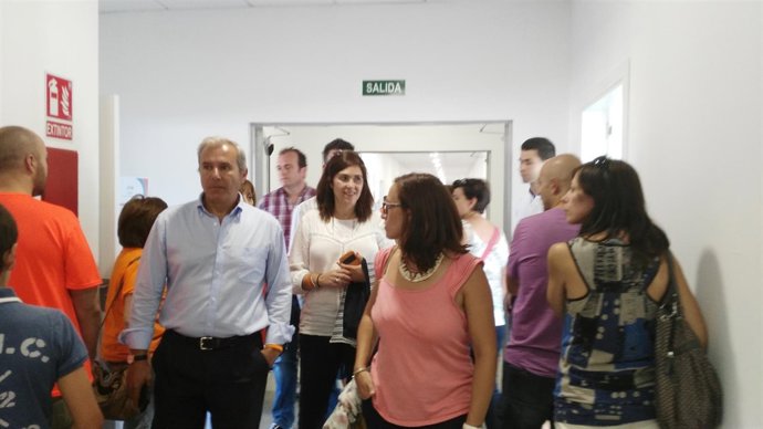 Susana Gaspar (C's) con padres de alumnos en el Colegio Ánfora de Cuarte