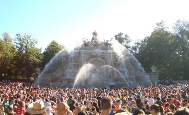 Cientos de personas presencian los juegos.