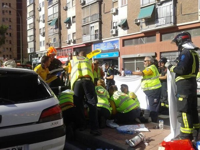 Emergencias Madrid atendiendo a uno de los heridos