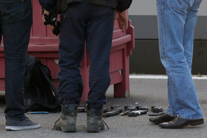 Policías junto al tren Thalys donde se produjo un ataque