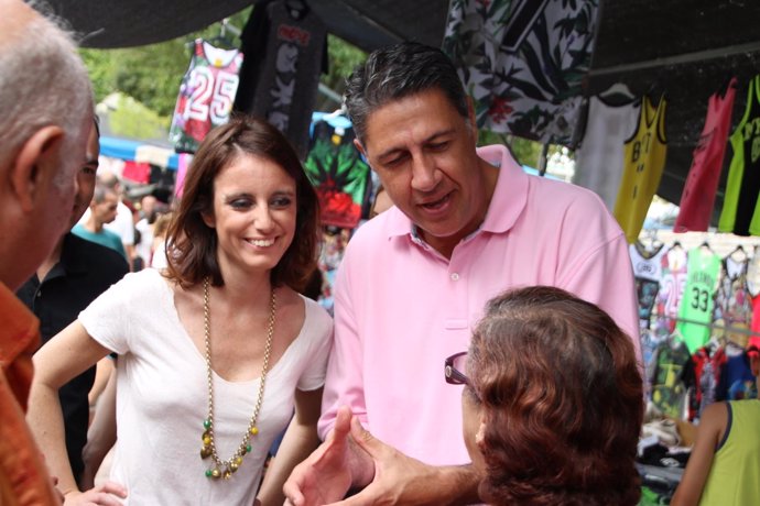 El candidato del PP, Xavier García Albiol, y Andrea Levy en Badalona