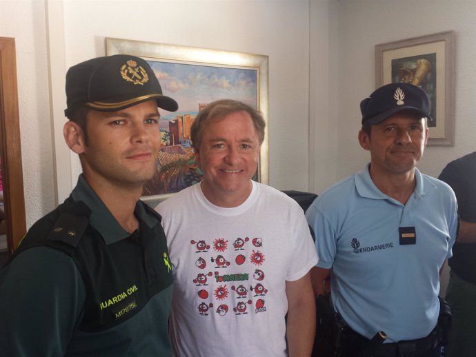 Moragues visita a los efectivos de seguridad en La Tomatina