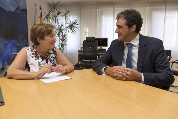 La consejera de Sanidad con el alcalde de Alfoz de Lloredo