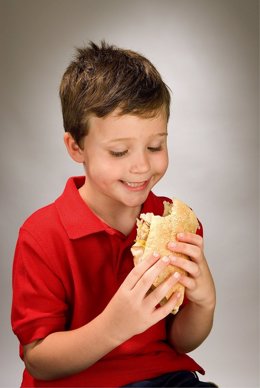 Niño comiendo bocadillo