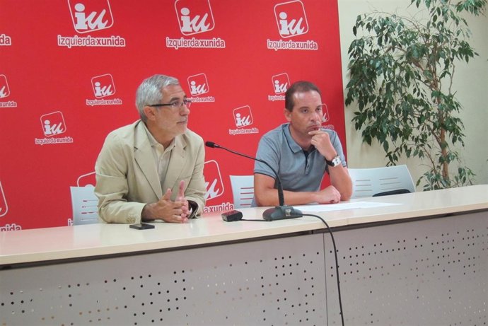 Gaspar Llamazares, a la izquierda