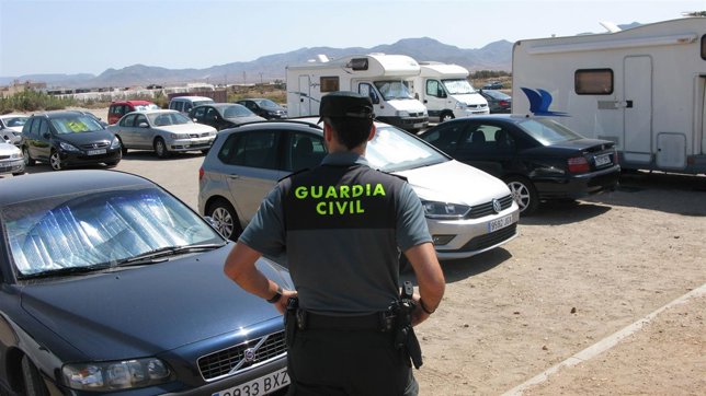 Un guardia civil en un aparcamiento del parque natural de Cabo de Gata