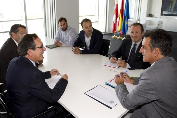 Martín recibe al alcalde de Torrelavega