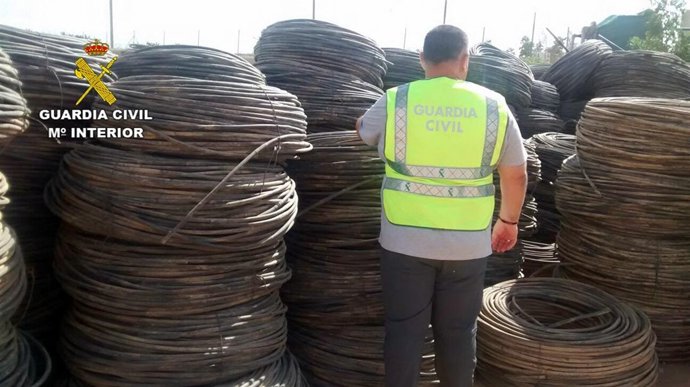Un guardia civil del Equipo ROCA con el material recuperado
