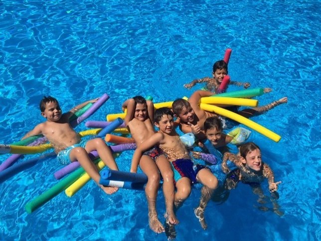 Niños se divierten en una piscina en el marco del programa Escuelas de Verano.