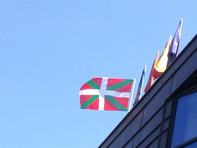 Ikurriña en la fachada del Ayuntamiento de Berriozar