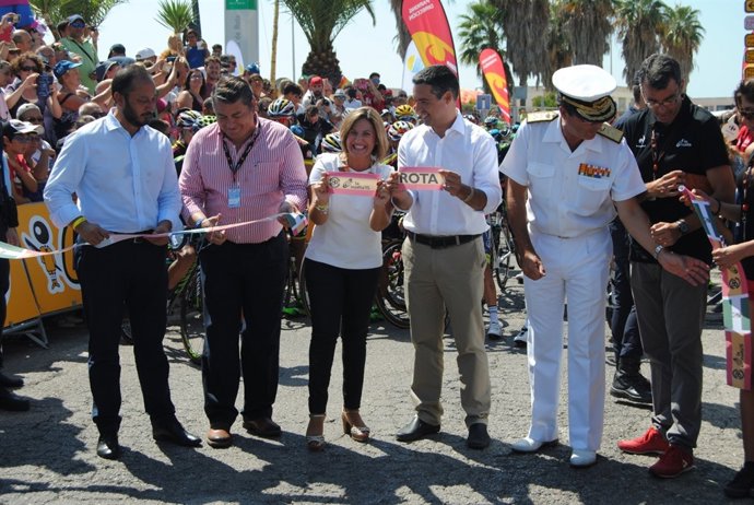 Corte de cinta en la salida de la Vuelta en Rota