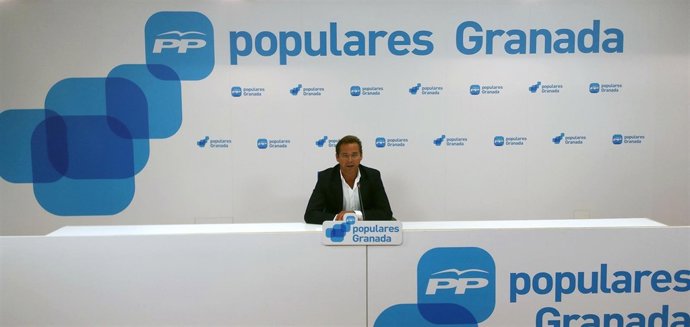 Antonio Granados en la sede granadina del PP.