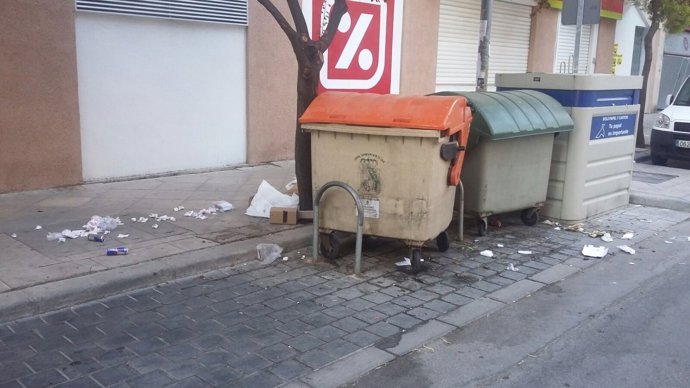 Basura sin recoger y suciedad cerca de contenedores en una calle de Jaén.