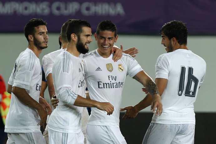 James Rodríguez celebra un gol con Nacho y Lucas Silva en pretemporada 