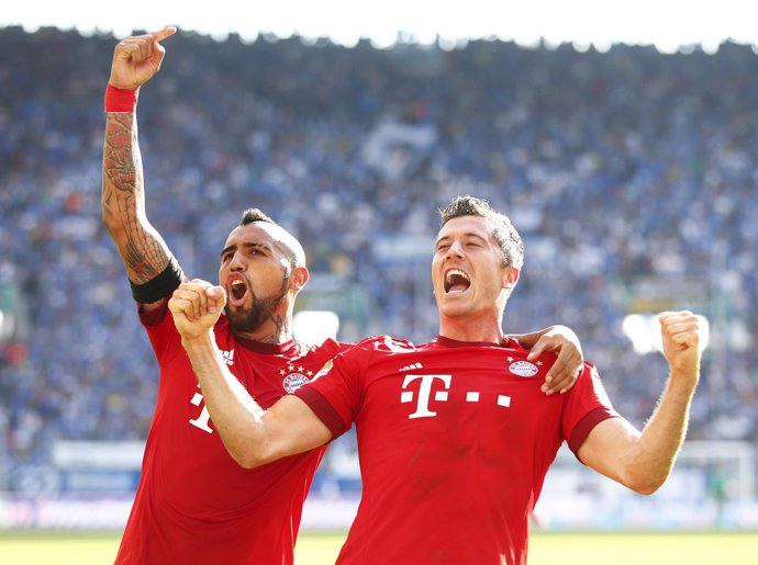 Douglas Costa y Lewandowski rescatan al Bayern de Múnich