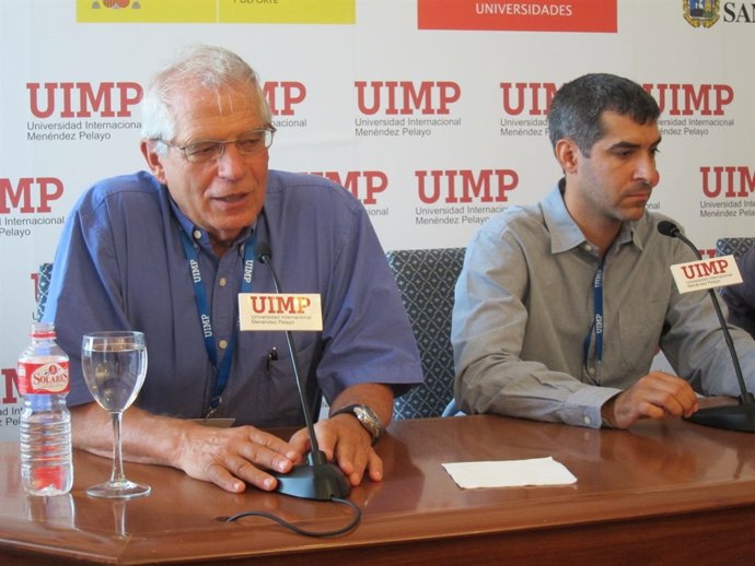 Borrell y el periodista griego Yannis Palaiologos