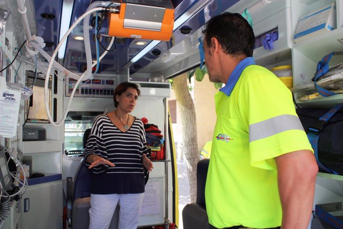 Guillén conoce la nueva Ambulancia de Soporte Vital Avanzado adquirida 