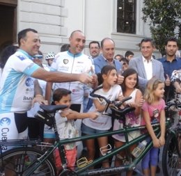 Ambos ciclistas junto a representantes del Ayuntamiento de Granada.
