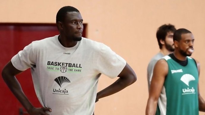 Boniface Ndong entrenando en el Unicaja