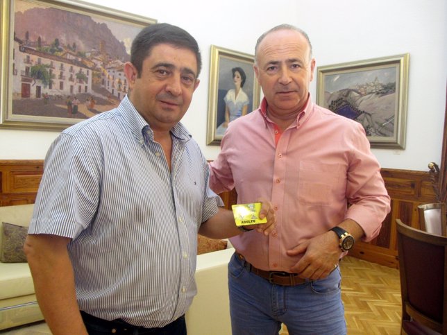 Reyes (i) recibe el carné de socio del Jaén Paraíso Interior FS.