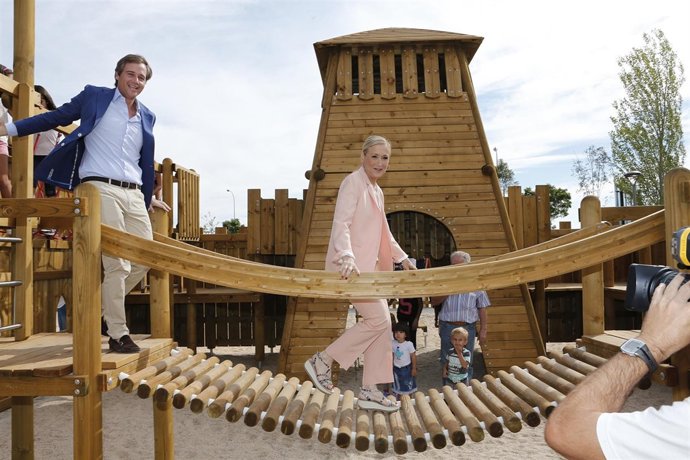 CIFUENTES INAUGURA EL PARQUE LINEAL JUAN CARLOS I DE Boadillala Presidenta De La
