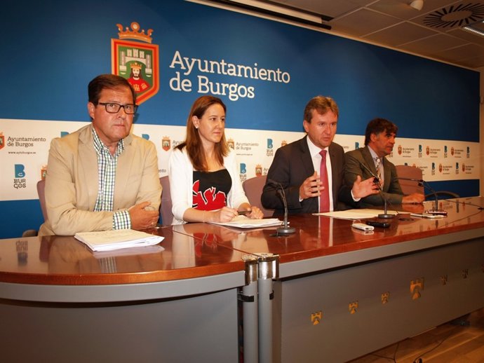 Rueda de prensa del alcalde de Burgos, Javier Lacalle, con miembros de su equipo