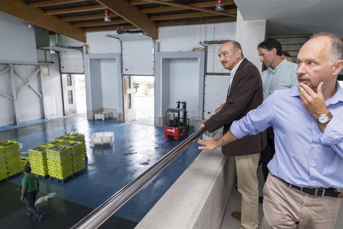 El consejero de Obras Publicas en la lonja de San Vicente