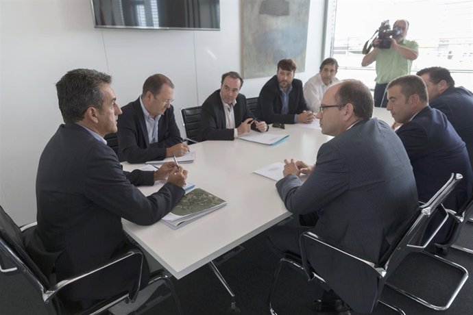 El consejero de Innovacion e Industria con miembros de la Asociación Eólica