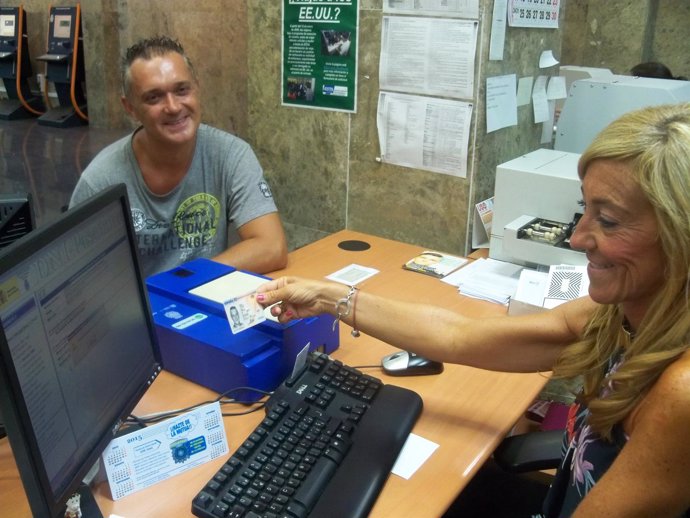 Funcionaria de la oficina del Paseo Teruel tramitando el nuevo DNI