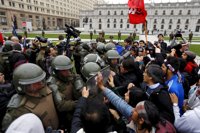 Enfrentamientos entre partidarios y detractores de la causa mapuche a las puertas de La Moneda