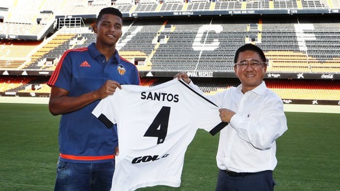 El Valencia ficha al central Aderllan Santos