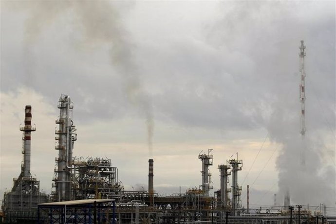 Vista de una refinería de crudo cerca de la localidad de Corinth