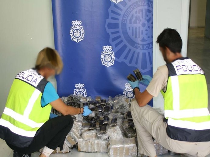 Droga intervenida con policías actuantes.