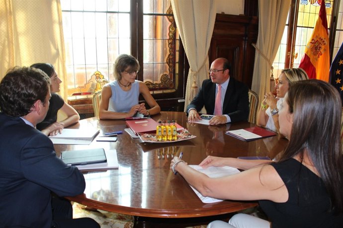 Reunión del presidente de la Comunidad con la ministra Isabel García Tejerina