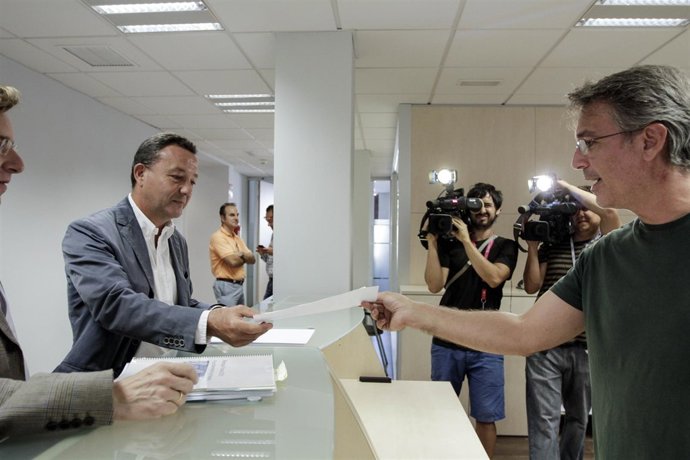 Henríquez de Luna presenta la solicitud en el Registro