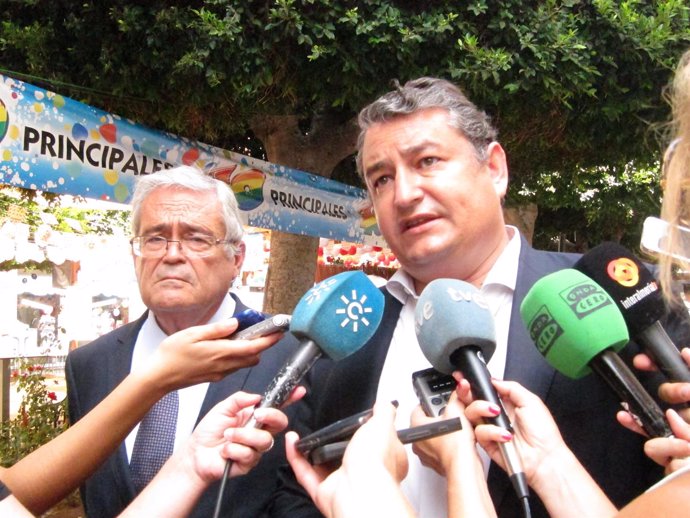 El delegado de Gobierno en Andalucía, Antonio Sanz, atiende a los medios