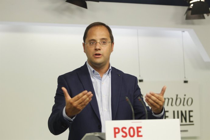 César Luena tras la reunión de la Comisión Permanente del PSOE
