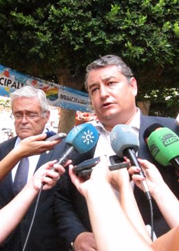 El delegado de Gobierno en Andalucía, Antonio Sanz, atiende a los medios