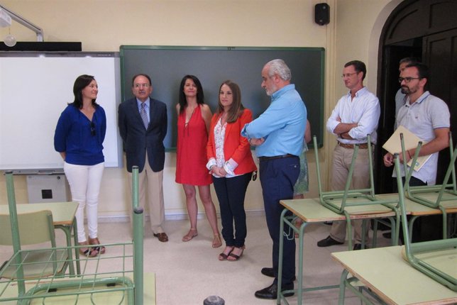 Crespín (izda.) y Ruiz (centro) con el equipo directivo del IES Maimónides