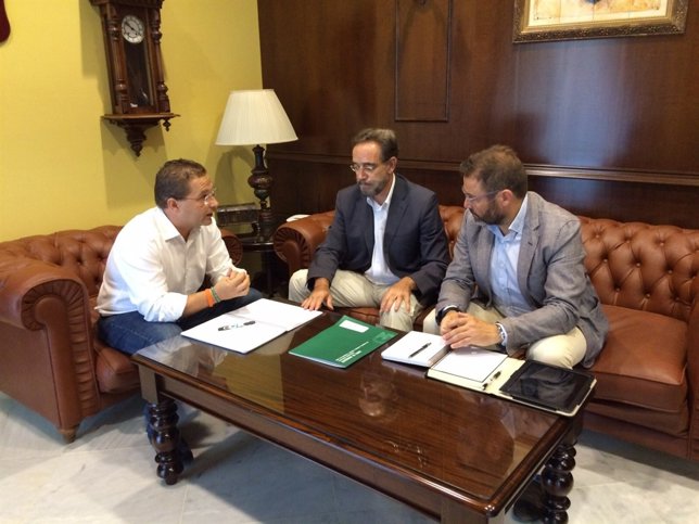 López (c), en la reunión con Francisco Huertas (1i) y Rafael Valdivielso.