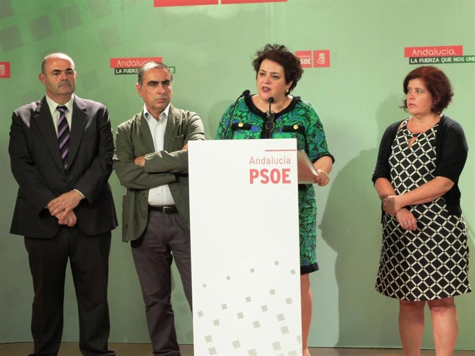 La secretaria general del PSOE en Granada con parlamentarios socialistas.
