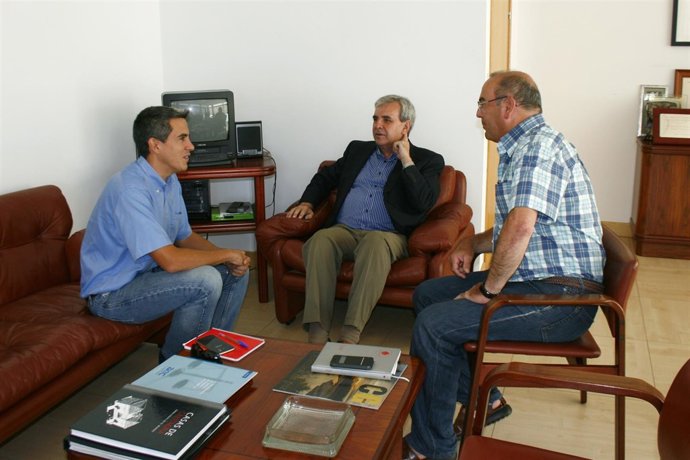 El consejero de Presidencia con el alcalde de Santa Cruz de Bezana