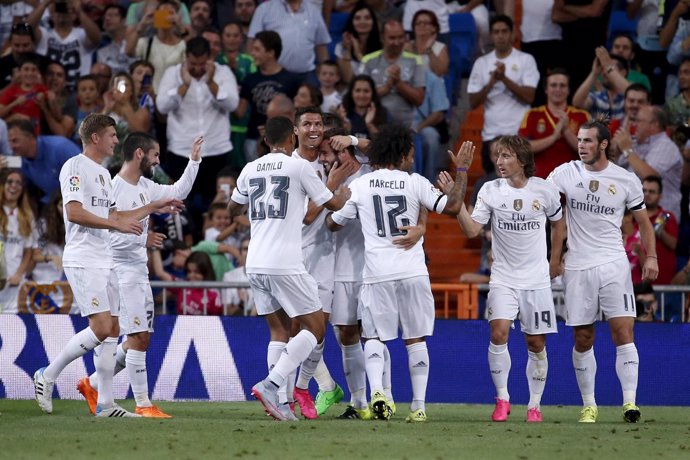 El Real Madrid celebra el primer gol en el Trofeo Bernabéu 2015