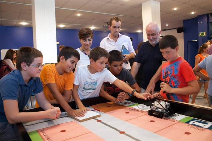 José Luis Mendoza visita la exhibición de robótica educativa